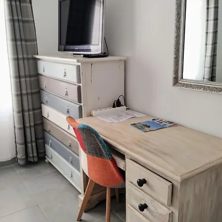 홈스테이 Boho Chic Modern 2bed, 2bath, 5 Mins Calle Loreto *