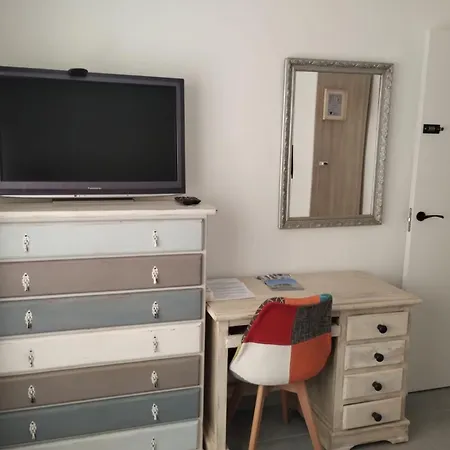 홈스테이 Boho Chic Modern 2bed, 2bath, 5 Mins Calle Loreto *
