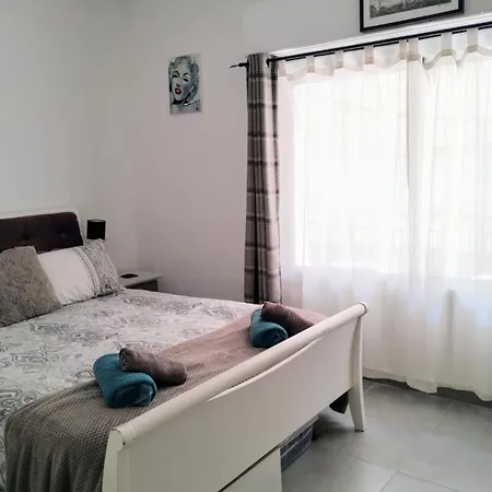 Boho Chic Modern 2bed, 2bath, 5 Mins Calle Loreto 홈스테이 데니아